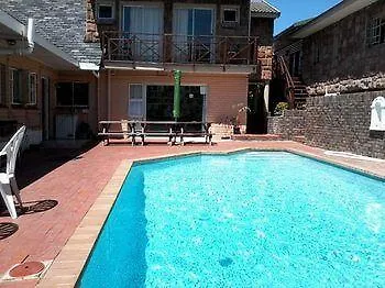 Humewood Lungile Backpackers Lodge אכסניה