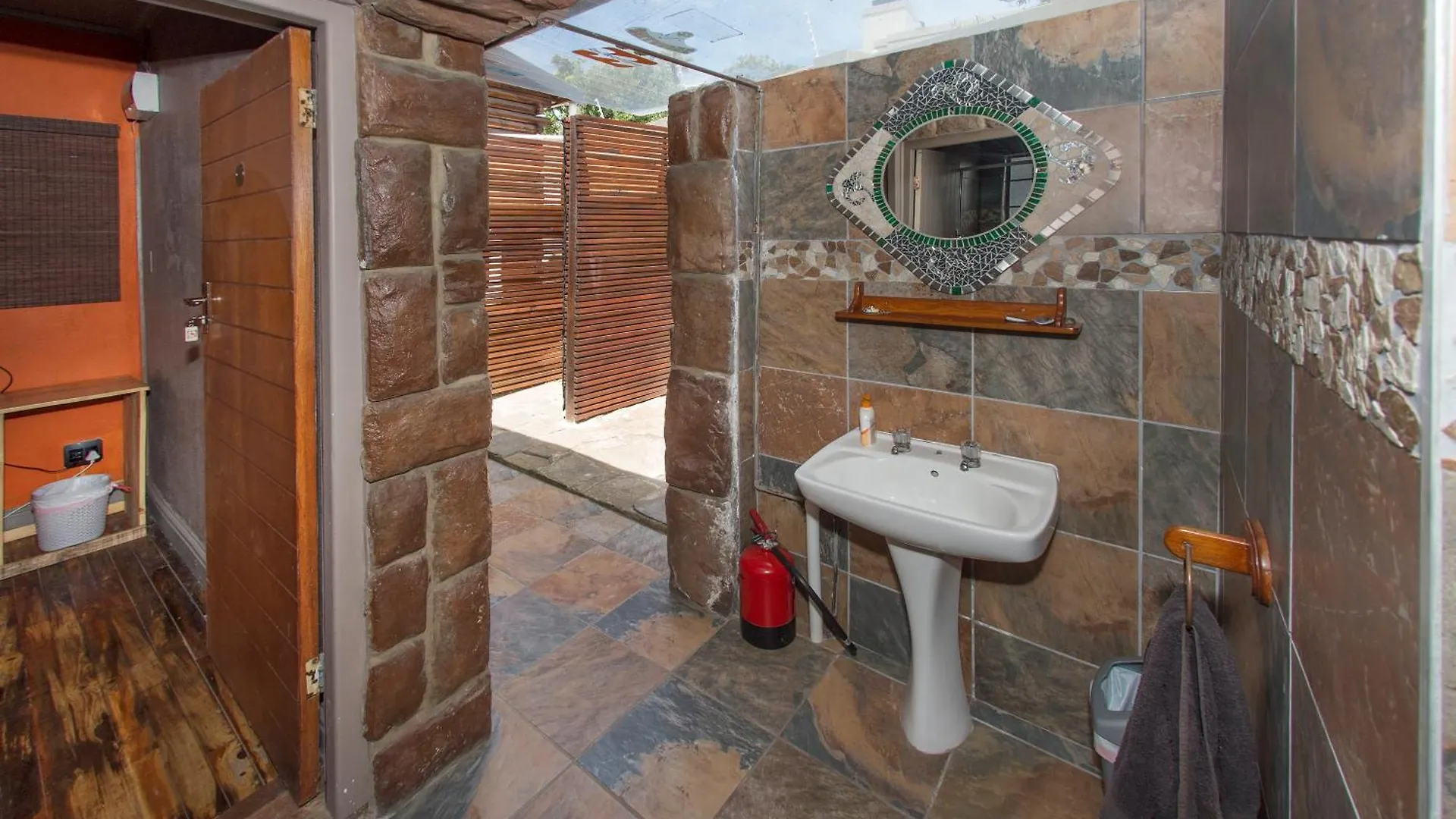 Humewood Lungile Backpackers Lodge 0*,  דרום אפריקה